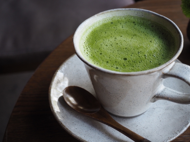 Premium matcha latte in ceramic cup — wholesale matcha for café beverage menus and bulk japanese matcha drinks